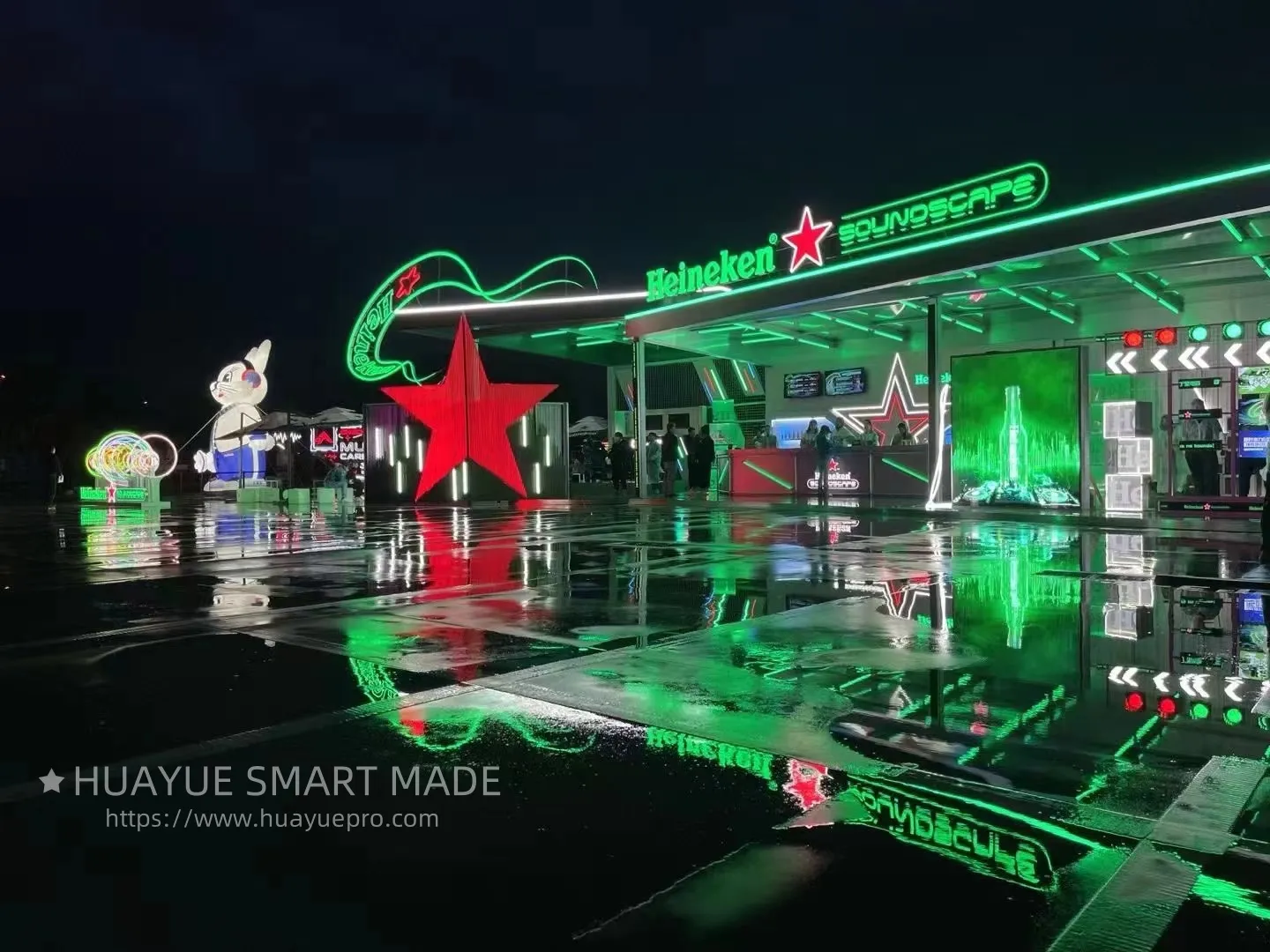 Large-scale roadshow design and installation examples