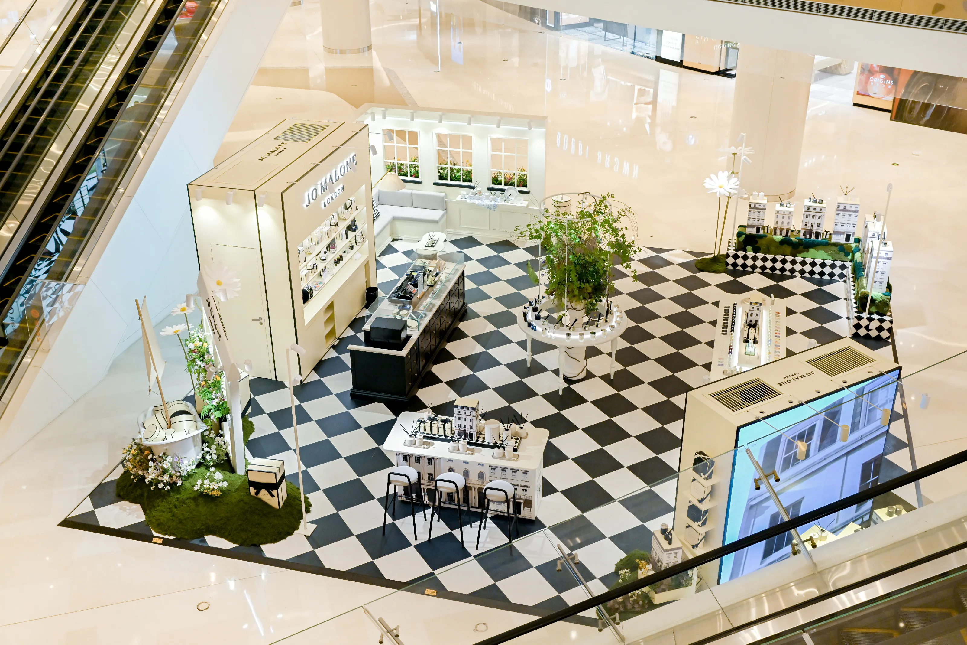 Well-known perfume brands create city pop-up stores