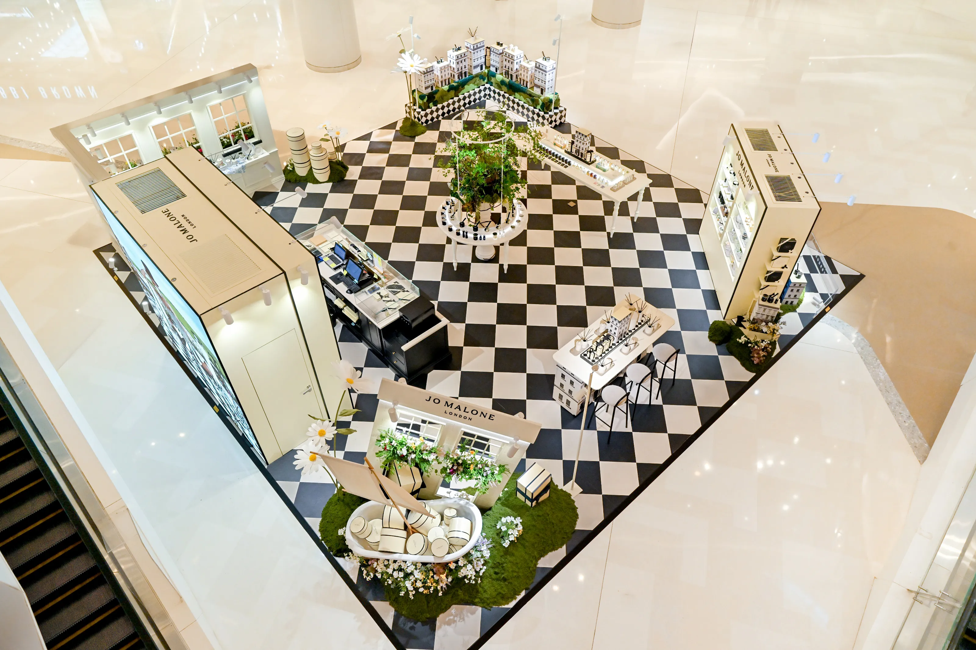 Well-known perfume brands create city pop-up stores