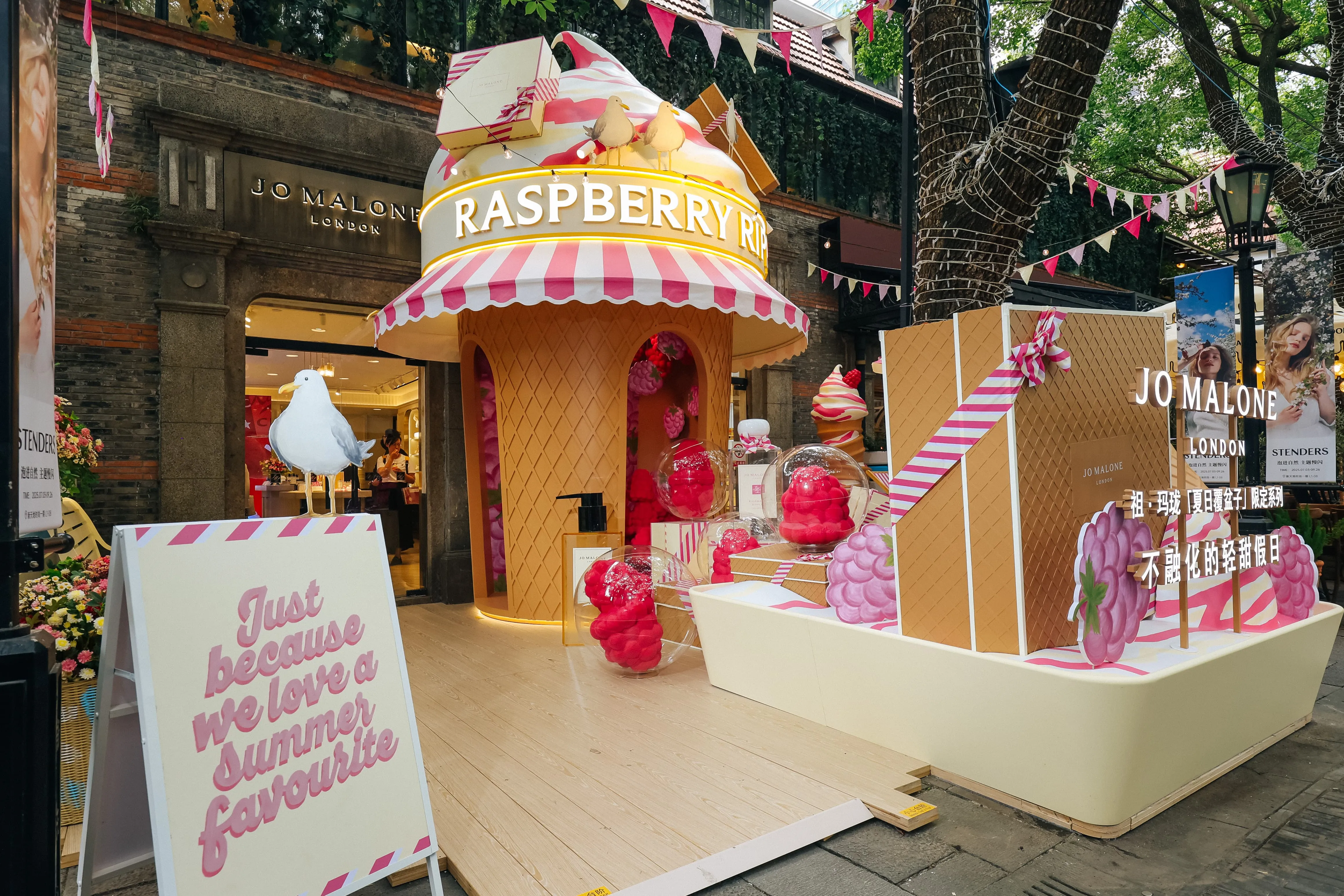 Well-known perfume houses create summer display 